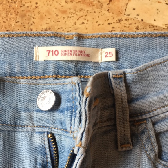 Levi light wash jeans - Picture 3 of 3
